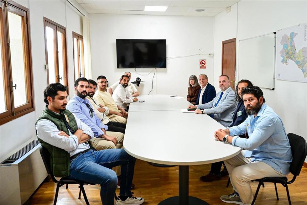 Reunión entre el regidor de Movilidad del Ayuntamiento de Palma, Toni Deudero, y representantes del colectivo de conductores de calesas de la ciudad.