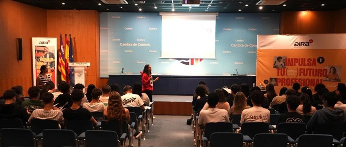Estudiantes de FP participan en una jornada de la Gira Jóvenes Talks de Coca-Cola sobre la IA en procesos de selección.