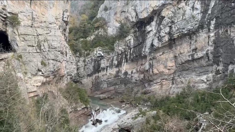 La Guardia Civil recomienda no saltar a la poza de La Roca Empotrada, en Hecho (Huesca), donde hay un vehículo hundido.