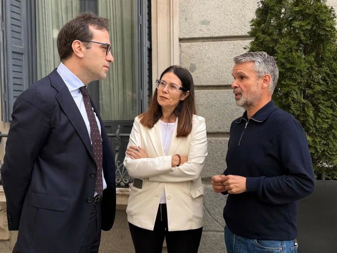 El secretario de Organización del PSOE de Málaga, José Bernal, con el ministro de Economía y vicepresidente primero del Gobierno, Carlos Cuerpo, y la diputada socialista por Málaga, Isabel Pérez.