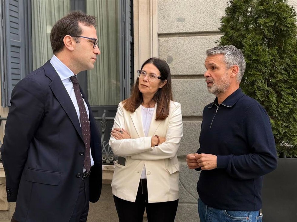 El secretario de Organización del PSOE de Málaga, José Bernal, con el ministro de Economía y vicepresidente primero del Gobierno, Carlos Cuerpo, y la diputada socialista por Málaga, Isabel Pérez.