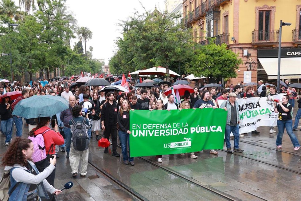 Protesta convocada por la  nueva red ‘Universidades andaluzas por la pública’ ante el Rectorado de la Universidad de Sevilla. A 29 de abril de 2026 en Sevilla (Andalucía, España).  