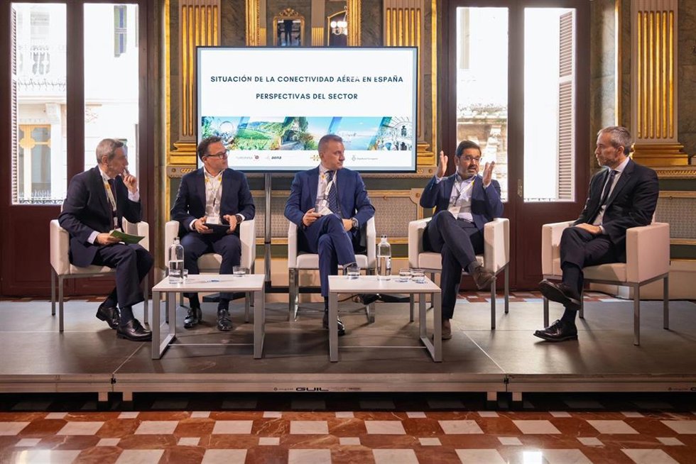 Turespaña y Aena reúnen a más de 90 destinos y 12 aerolíneas para impulsar la conectividad aérea internacional.