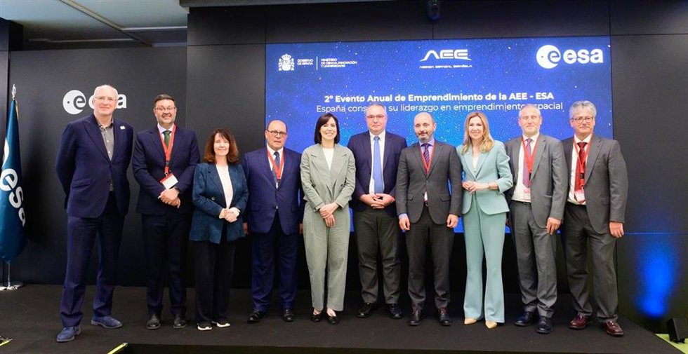 Diana Morant, en el centro, tras la firma de los contratos de gestión de las tres nuevas incubadoras de proyectos espaciales de la ESA.
