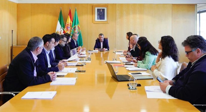 Archivo - El presidente de la Diputación, Javier Fernández, preside una reunión para abordar la convocatoria de subvenciones.