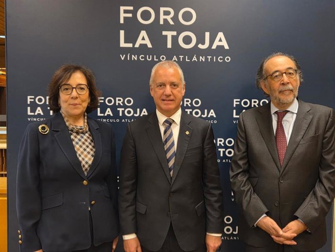 Carmen Martínez, directora general de Foro La Toja, Íñigo Urkullu, presidente de la Fundación eAtlantic y Carlos López Blanco, presidente del Comité organizador de Foro La Toja.