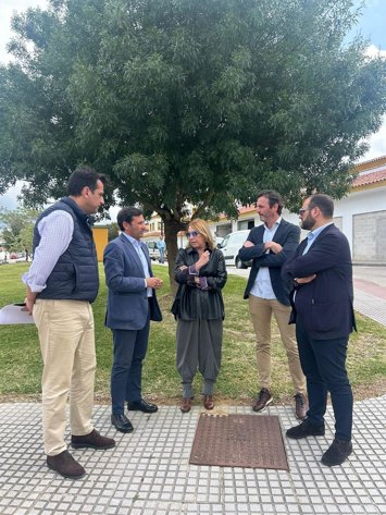 El alcalde de Castellar, Adrán Vacan, con Inmaculada Olivero y Javier Ros en la visita a la segunda alimentación eléctrica del municipio.