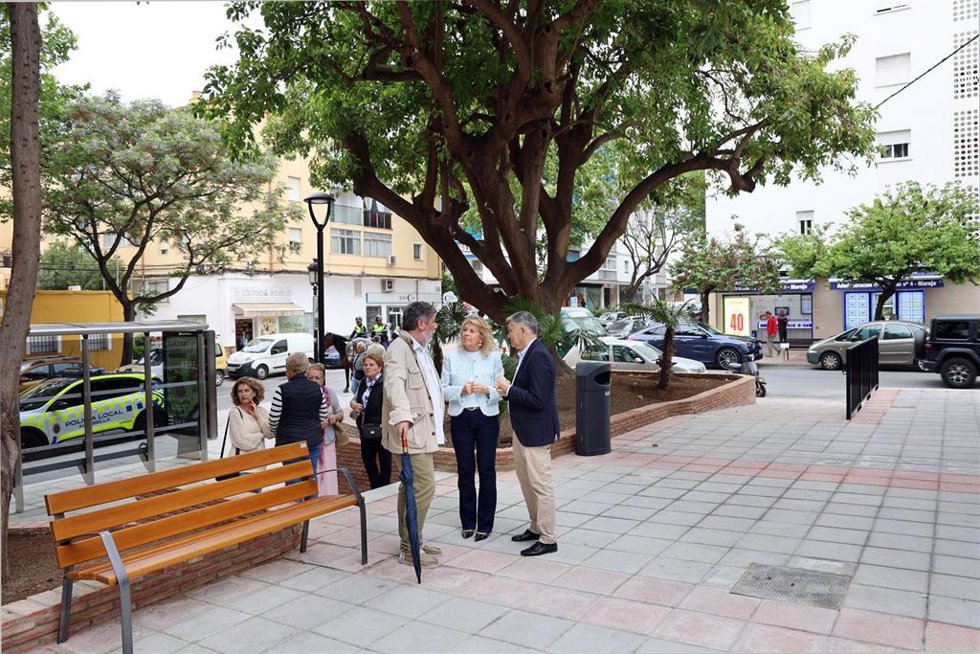 La alcaldesa de Marbella (Málaga), Ángeles Muñoz, en el tramo de la avenida de la Constitución de San Pedro Alcántara.