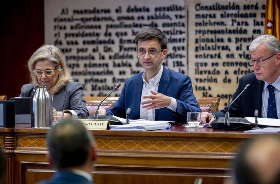 El presidente del Consejo de Administración de la Corporación RTVE, José Pablo López Sánchez (c), comparece ante la Comisión Mixta de Control Parlamentario de la Corporación RTVE y sus Sociedades, en el Senado, a 29 de abril de 2026, en Madrid (España). L