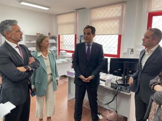 José Antonio Nieto con el alcalde de Rota en los juzgados de la localidad.