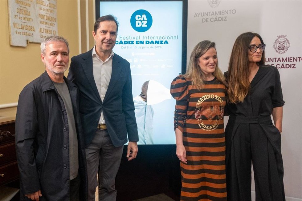 La teniente de alcalde de Cultura en Cádiz, Maite González, junto al director de la Agencia Gallega de Industrias Culturales de la Xunta, Jacobo Sutil, la directora de Cádiz en Danza, Lorena Benot, y el director de Teatros de Cádiz, Pepe Bedoya.