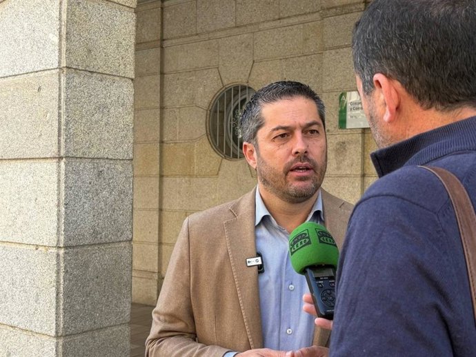 Archivo - El secretario de Organización del PSOE de Huelva, Francisco Baluffo, en una atención a medios.