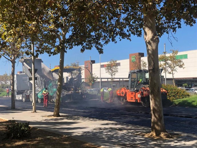 Archivo - Asfaltado en una avenida de la capital.