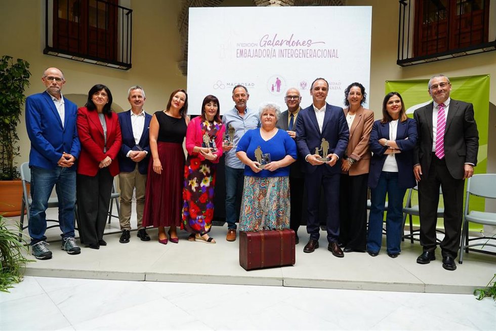 Foto de familila con galardonados y autoridades