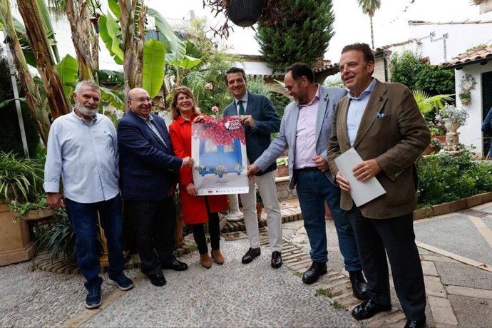 El alcalde de Córdoba, José María Bellido (tercero por la dcha.), en la presentación de la Fiesta de los Patios.