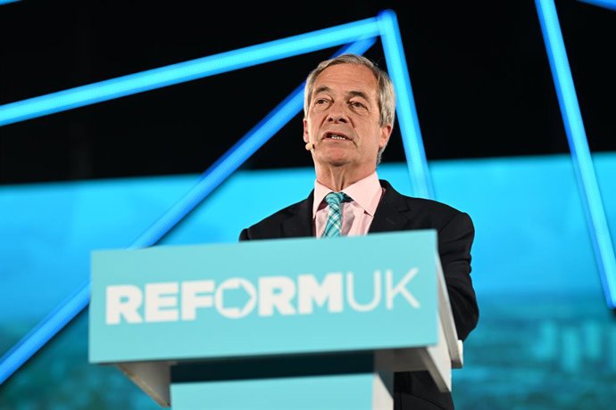 13 de abril de 2026, Emirados Árabes Unidos, Aberdeen: O líder do Reform UK, Nigel Farage, discursa durante o comício da campanha eleitoral do Reform UK para o Parlamento Escocês, em Aberdeen. Foto: Michal Wachucik/PA Wire/dpa