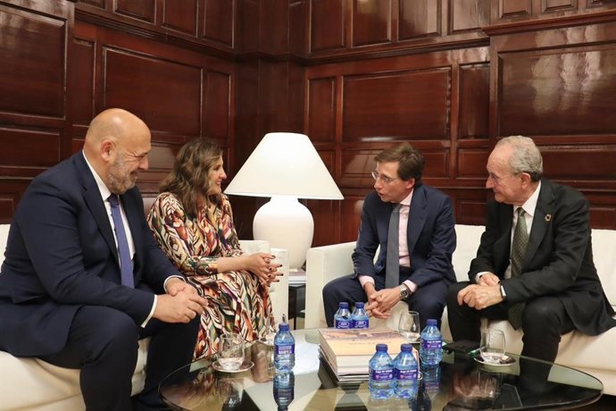 Martínez comparte con alcaldes de ciudades españolas y británicas retos comunes en innovación y sostenibilidad.