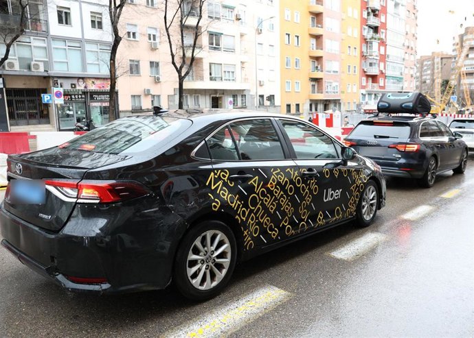 Archivo - Coche Uber circula por una calle, a 13 de febrero de 2026, en Madrid (España). 