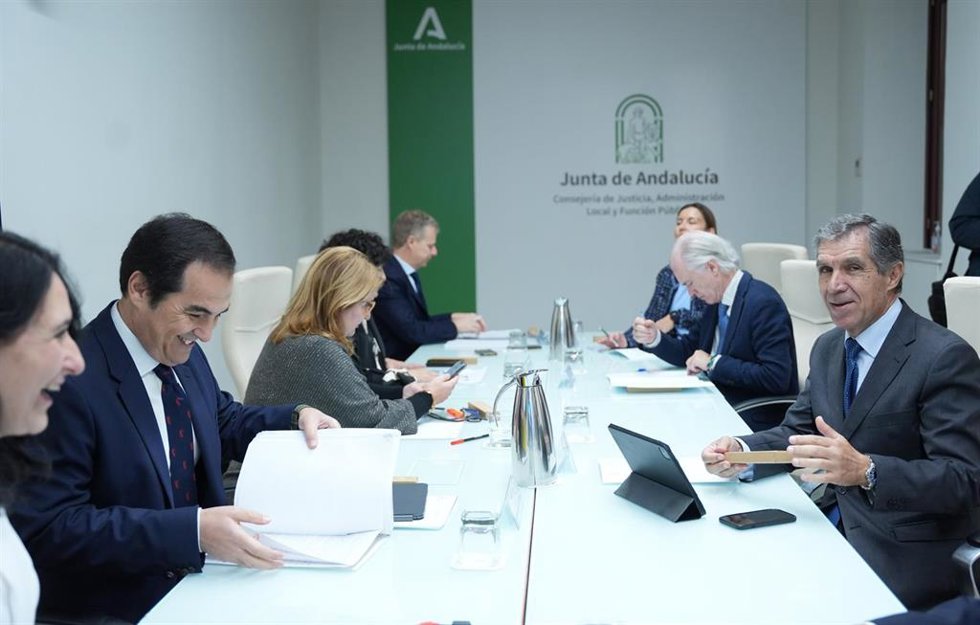 Archivo - El consejero de Justicia, José Antonio Nieto (1i), preside, junto al presidente del TSJA, Lorenzo del Río (1d), reunión de la Comisión Mixta de la Junta con el Alto Tribunal andaluz. A 1 de diciembre de 2025, en Sevilla (Andalucía, Málaga). 