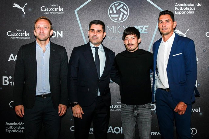 Archivo - Arquivo - Diego Rivas, ex-jogador de futebol, David Aganzo, presidente da AFE, e David Silva, ex-jogador de futebol, durante a cerimônia de premiação da AFE (Associação Espanhola de Futebolistas) no Real Casino de Madrid, em 6 de novembro de 202