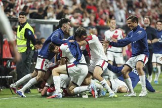 Los jugadores del Rayo Vallecano celebran el gol de Sergio Camello en LaLiga EA Sports 2025-26 ante el RCD Espanyol en Vallecas.