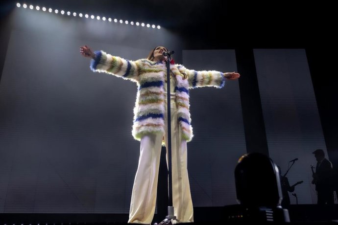 Archivo - La cantante Luz Casal durante una actuación en el Movistar Arena, a 17 de enero de 2026, en Madrid