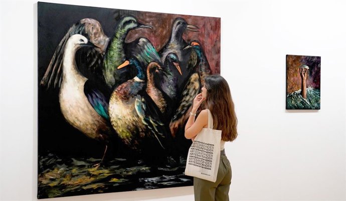 Una visitante de ArteSantander