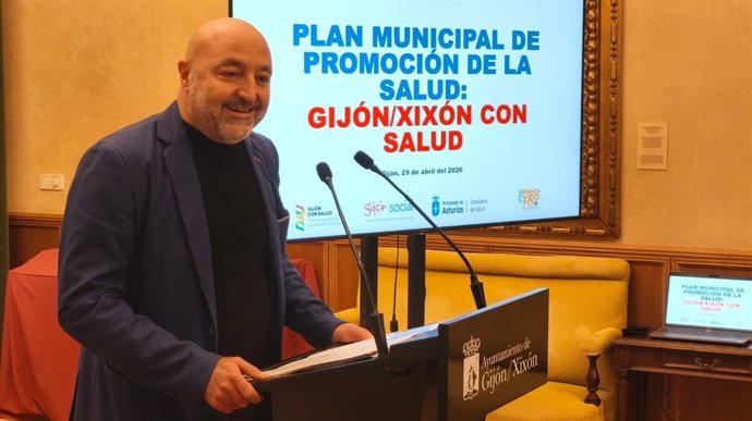 El concejal de Servicios Sociales, Vivienda y Cooperación del Ayuntamiento de Gijón, Guzmán Pendás, presenta, en rueda de prensa en el Consistorio gijonés, el futuro Plan de Promoción de la Salud.