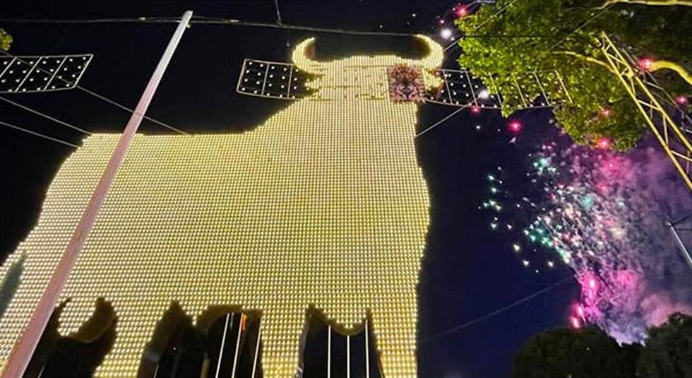 Toro de Osborne iluminado en la Feria de Primavera y Fiestas del Vino Fino de El Puerto de Santa María (Cádiz). ARCHIVO.
