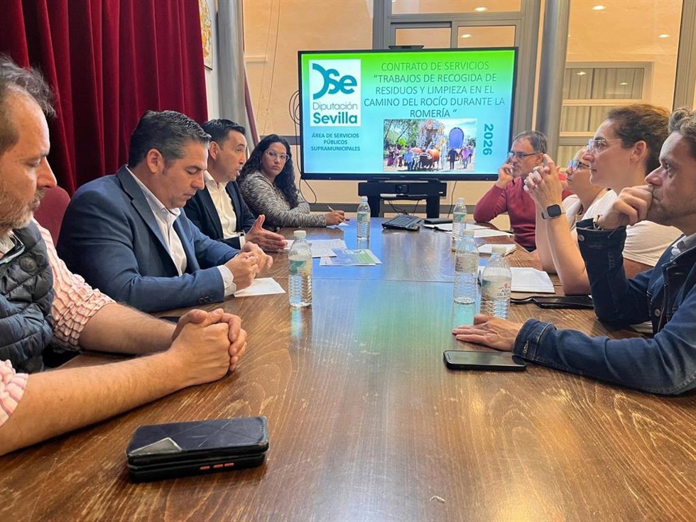 Diputación se reúne con ayuntamientos para coordinar la limpieza en los principales caminos del Rocío que discurren por la provincia.
