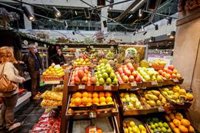 Las frutas y verduras se encarecen un 3,22% en una cesta de la compra "contenida" del mes de abril, según OCU