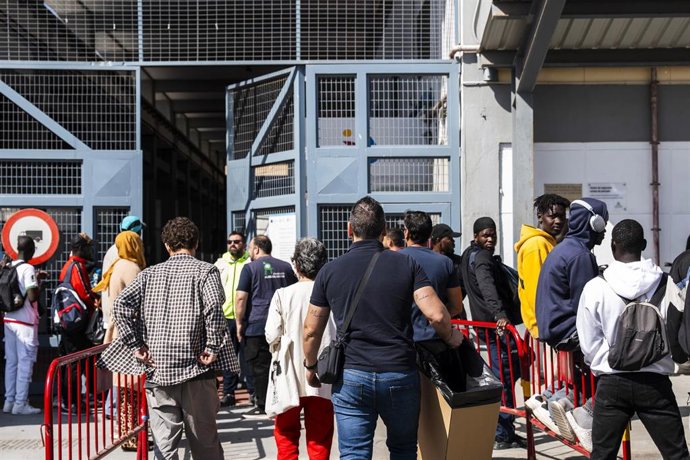 Imágenes del inicio de la atención a inmigrantes en sus trámites para la regularización en el Puerto del Almería. A 27 de abril de 2026 en Almería (Andalucía, España). 