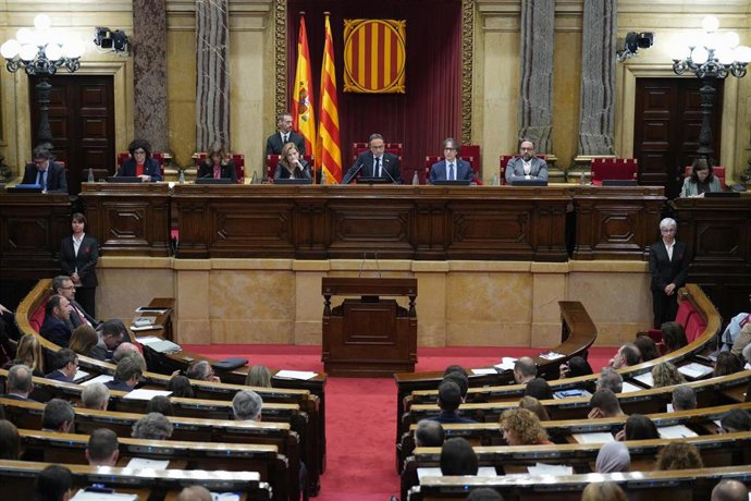 Diputados durante una sesión plenaria en el Parlament de Catalunya, a 29 de abril de 2026, en Barcelona, Catalunya (España).