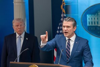 El secretario de Defensa, Pete Hegseth, junto al presidente de EEUU, Donald Trump, en una rueda de prensa desde la Casa Blanca. 
