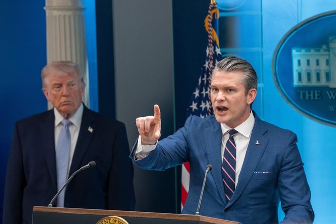 6 de abril de 2026, Washington, D.C., Estados Unidos: O secretário de Defesa Pete Hegseth acompanha o presidente DONALD TRUMP na sala de coletivas da Casa Branca hoje, para falar sobre o resgate dos pilotos americanos abatidos no Irã em 6 de abril de 2026