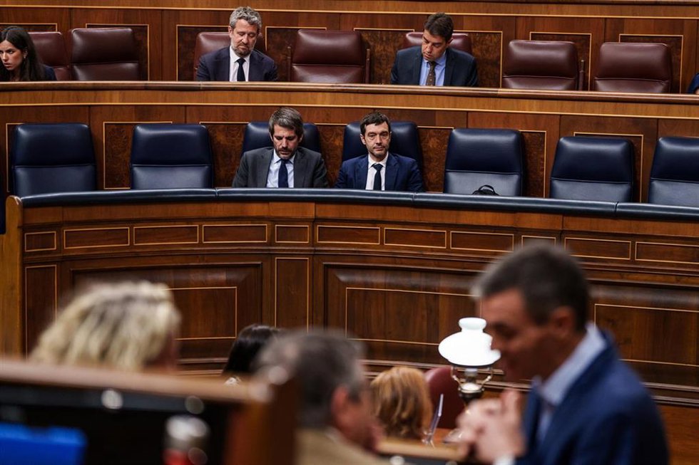 El ministro de Cultura, Ernest Urtasun (1i) y el ministro de Derechos Sociales, Consumo y Agenda 2030, Pablo Bustinduy (1d), durante una sesión plenaria en el Congreso, a 28 de abril de 2026, en Madrid (España). 