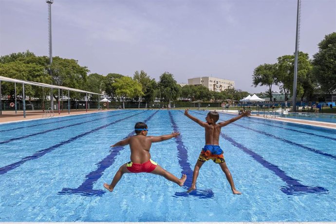 Archivo - Imagen de una piscina municipal.C