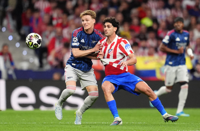 29 April 2026, Spain, Madrid: Arsenal's Martin Odegaard (L) and Atletico Madrid's Joao Lucas Johnny battle for the ball during the UEFA Champions League semifinal 1st leg soccer match between Atletico Madrid and Arsenal at the Riyadh Air Metropolitano.