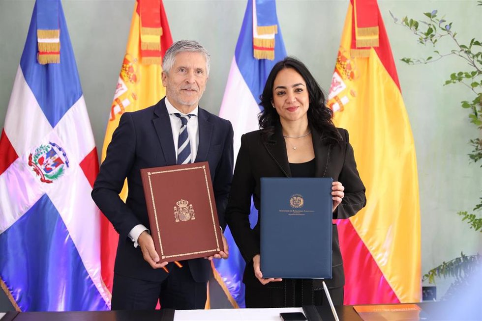 El ministro del interior, Fernando Grande-Marlaska, y su homóloga en República Dominicana, Faride Raful, firman un tratado bilateral con sobre cooperación en seguridad en la capital, anto Domingo, a miércoles 29 de abril de 2026.