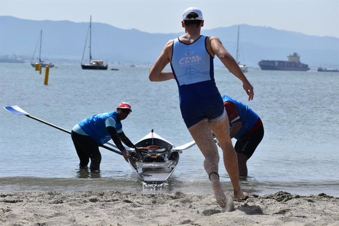 Prueba de la disciplina de remo beach sprint.