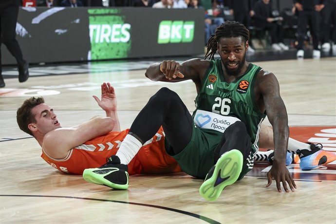 Nathan Reuvers y Mathias Lessort durante el primer partido del 'playoff' de la Euroliga entre el Valencia Basket y el Panathinaikos