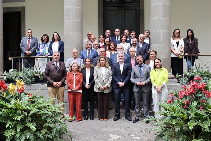 La presidente del Parlamento de Canarias, Astrid Pérez, y el presidente de Canarias, Fernando Clavijo (en el centro), junto a diputados y comunidad científica tras la declaración el 10 de diciembre como 'Día de las Ciencias Canarias'