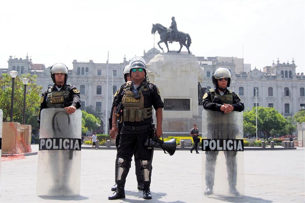 Archivo - Efectivos de la Policía Nacional de Perú en la capital, Lima