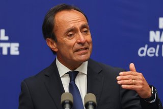 Premio Nacional del Deporte 2025. El Presidente Gabriel Boric, junto al ministro del Deporte, al ministro de Educacion, y la ministra de Salud, hace entrega del Premio Nacional del Deporte a Yasmani Acosta en el Palacio de la Moneda, Santiago,