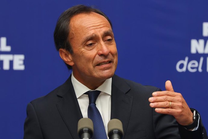 Premio Nacional del Deporte 2025. El Presidente Gabriel Boric, junto al ministro del Deporte, al ministro de Educacion, y la ministra de Salud, hace entrega del Premio Nacional del Deporte a Yasmani Acosta en el Palacio de la Moneda, Santiago,