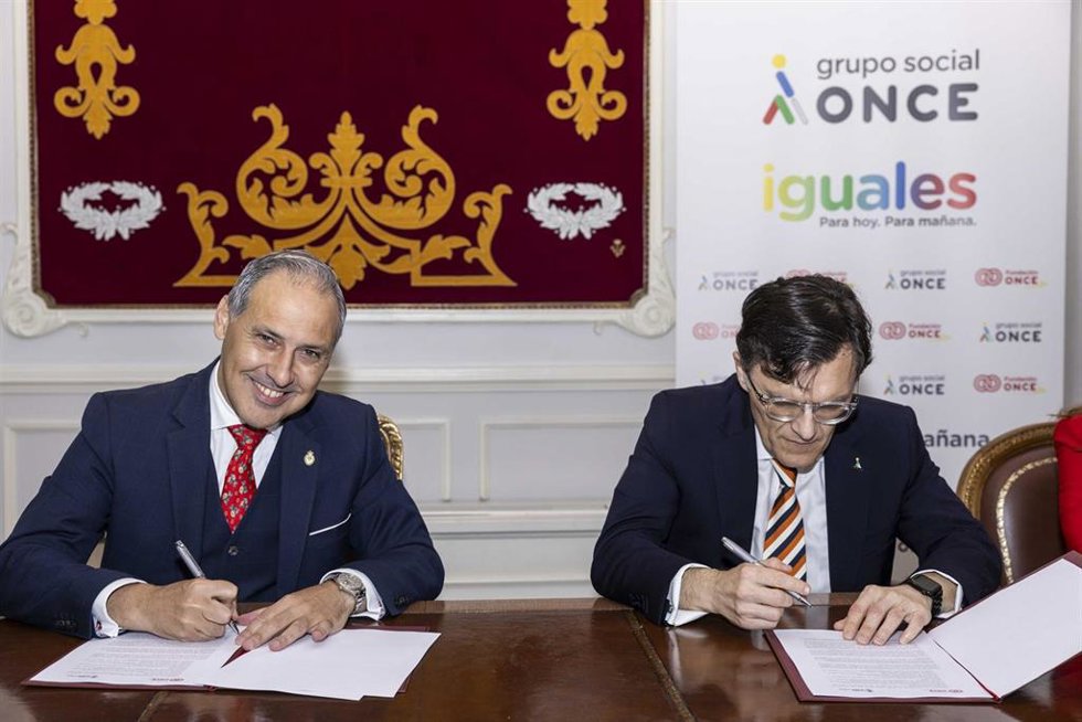 El vicepresidente ejecutivo de Fundación ONCE, Alberto Durán, y el presidente de Fundación ICAM, Eugenio Ribón Seisdedos, firman un acuerdo para que Fundación ONCE y Fundación ICAM fomenten la responsabilidad social de la abogacía