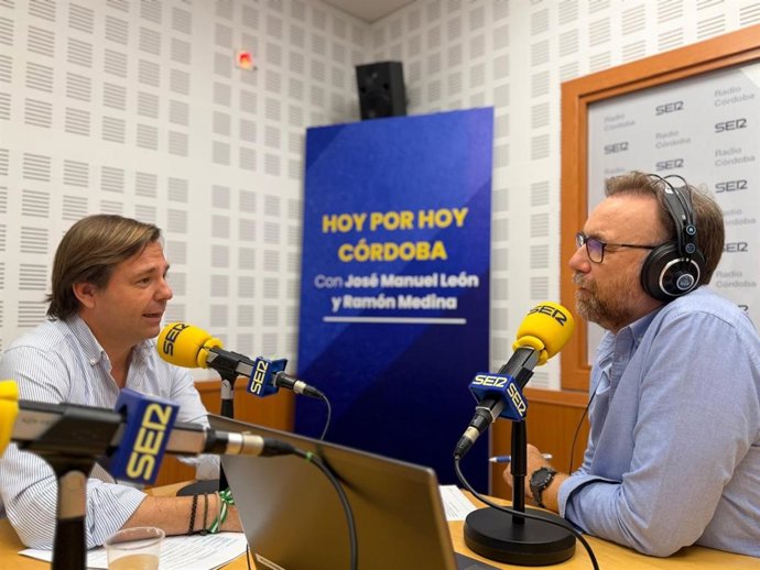 Antonio Repullo (izda.) es entrevistado por el periodista José Manuel León en Radio Córdoba.