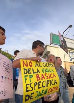 Concentración en defensa de la FP Básica Específica en el IES Las Fuentezuelas.