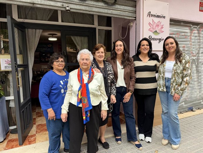 La candidata número uno de Vox por Córdoba a las Elecciones Andaluzas del 17M, Paula Badanelli (tercera por la dcha.), en su visita a la Asociación Resurgir.
