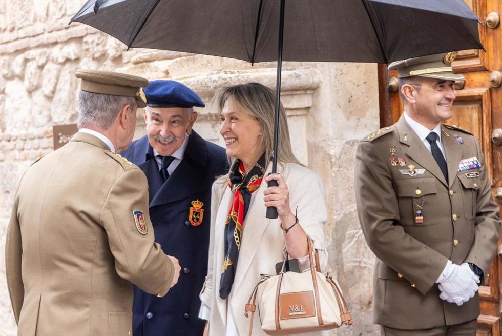 La alcaldesa de Guadalajara, Ana Guarinos, junto a representantes de las fuerzas y cuerpos de seguridad del estado en los actos por San Hermenegildo.